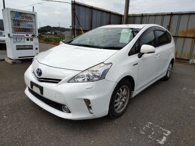 11762 Toyota Prius alpha ZVW41W 2014 г. (LUM Tokyo Nyusatsu)